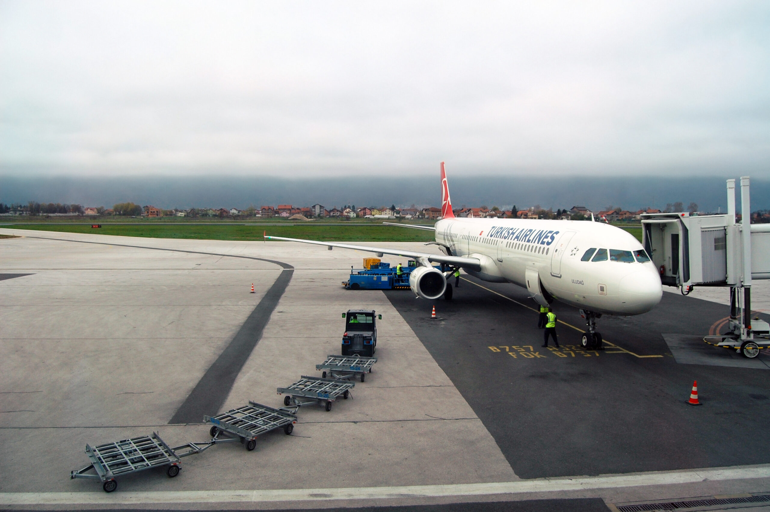 Sarajevo_Airport_Turkish-Airlines_TC-JRO_2013-11-18_(3)