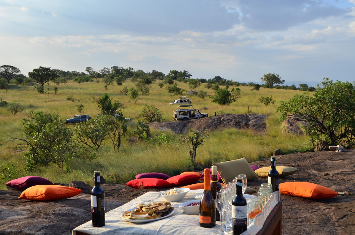 Luxury safaris in Tanzania with a luxury safari lodge overlooking Serengeti National Park